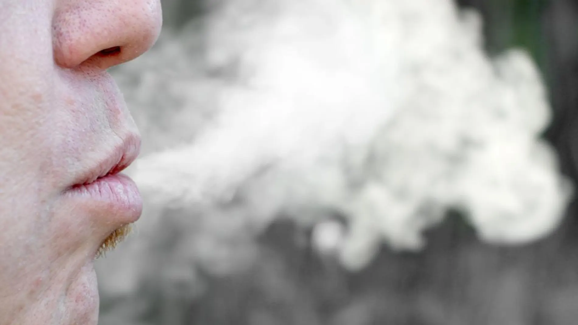 Estar expuesto al humo del tabaco incrementa de un 20 % a un 30 % el riesgo de muerte cardiovascular / Foto: Efe