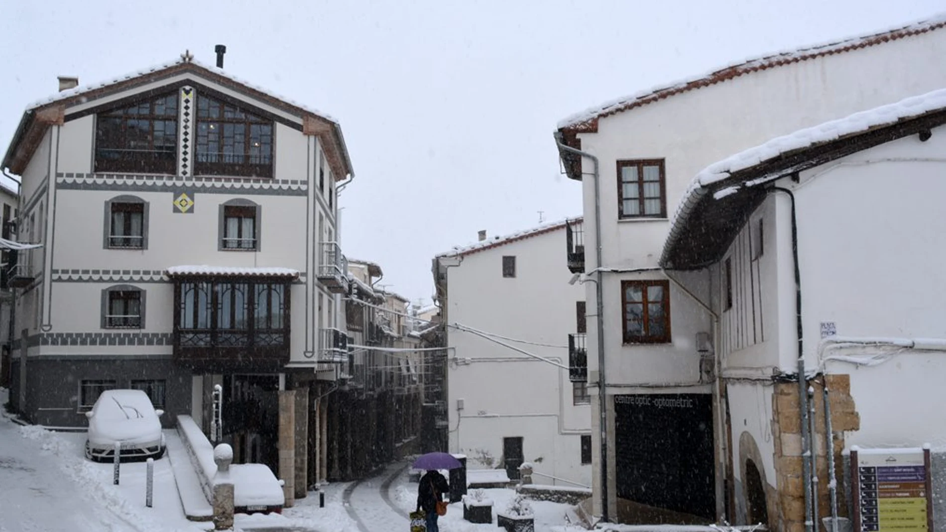 En Morella las calles se cubrieron de nieve y aunque se trabajó en la limpieza de las vías principales sirvió de poco