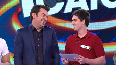 El presentador de “¡Ahora caigo!”, Arturo Valls, con el ganador del concurso, Rafael Morillas