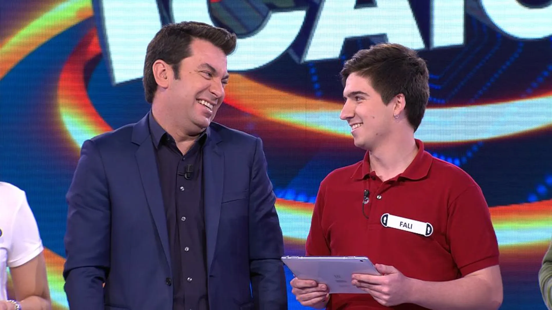 El presentador de “¡Ahora caigo!”, Arturo Valls, con el ganador del concurso, Rafael Morillas
