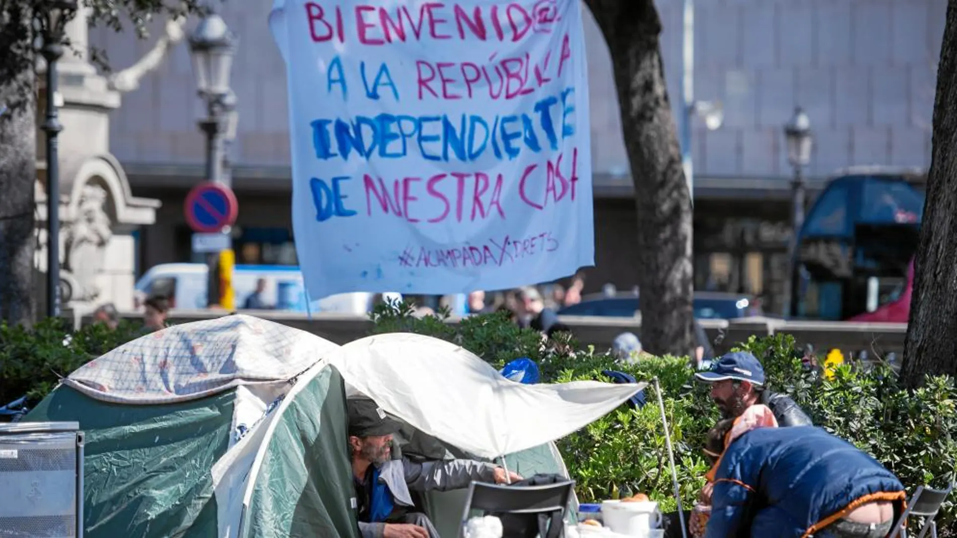 Tras unos días de acampada separatista, se unieron en plaza Cataluña mucha gente sin hogar, que reivindican su derecho a la vivienda, entre otras peticiones