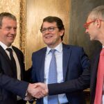 El alcalde de Salamanca, Alfonso Fernández Mañueco, firma con el rector de la Universidad de Salamanca, Ricardo Rivero, y el rector de la Universidad de Poitiers, Yves Jean, la adhesión de la ciudad a la Declaración de Poitiers sobre la colaboración entre el Grupo de Universidades y Municipios de Coimbra