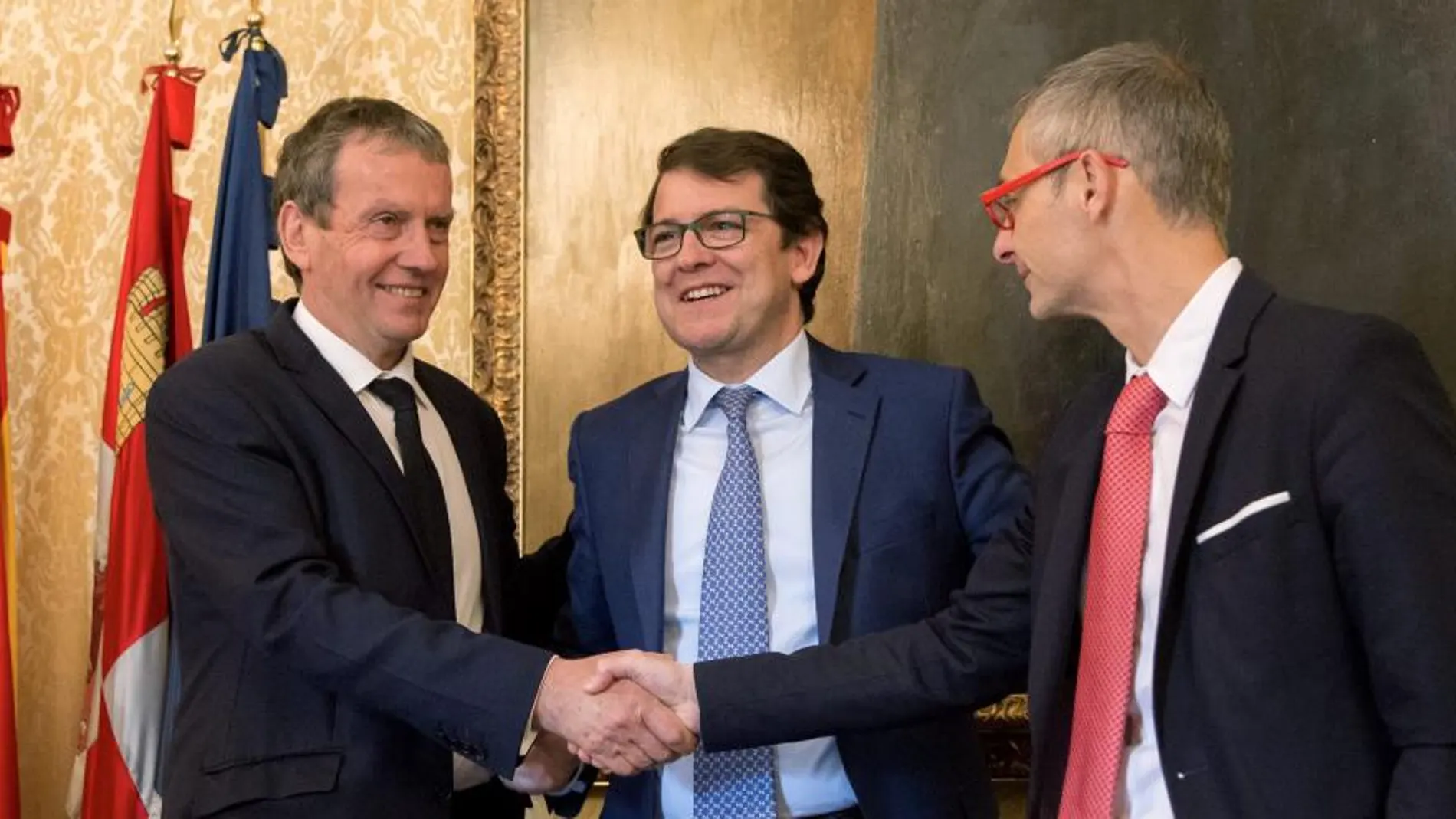 El alcalde de Salamanca, Alfonso Fernández Mañueco, firma con el rector de la Universidad de Salamanca, Ricardo Rivero, y el rector de la Universidad de Poitiers, Yves Jean, la adhesión de la ciudad a la Declaración de Poitiers sobre la colaboración entre el Grupo de Universidades y Municipios de Coimbra