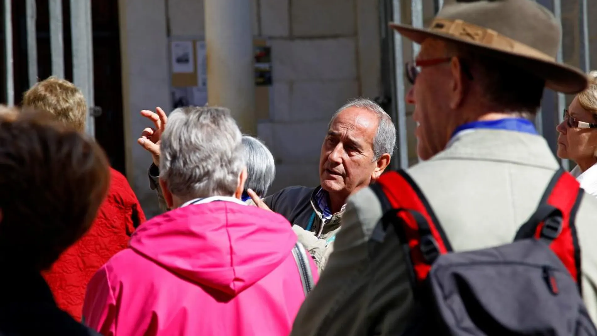 Un guía turístico explica a un grupo de lo turistas extranjeros la historia del convento de San José de Ávila