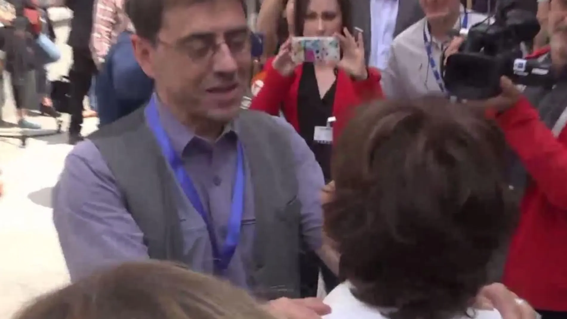 Monedero en el momento en que agarró por los hombros a Soraya Sáenz de Santamaría