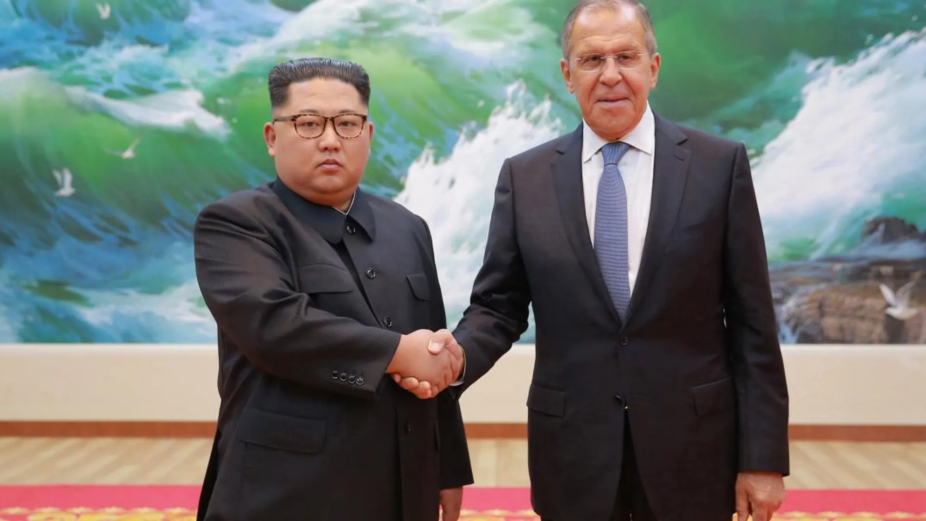 Kim Jong-Un posa junto al ministro de Exteriores ruso, Serguéi Lavrov