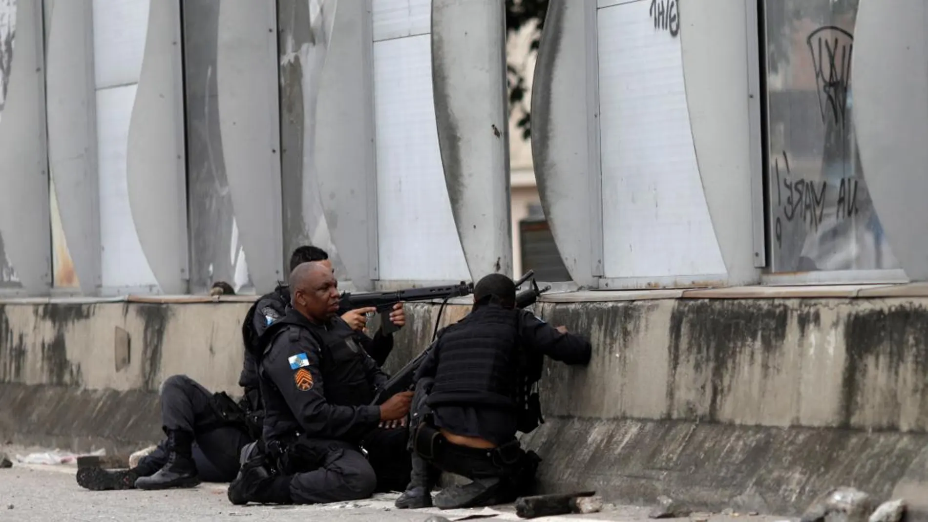Policías durante la operación en una de las favelas de Río/Reuters
