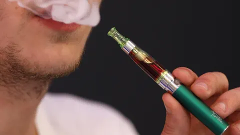 Un consumidor con un cigarrillo electrónico / Reuters
