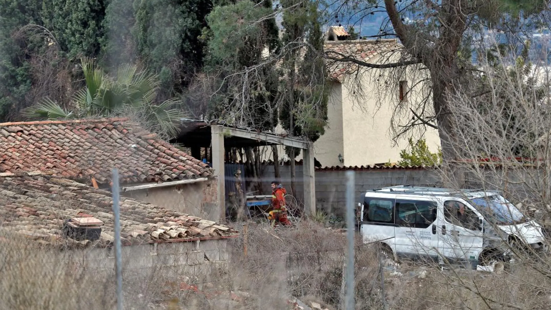 Un bombero trabaja junto a la vivienda en la que han muerto los bebés/Efe