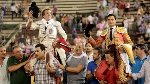 Los diestros Román y Paco Ureña a hombros de la Plaza de Toros de Valencia / EFE