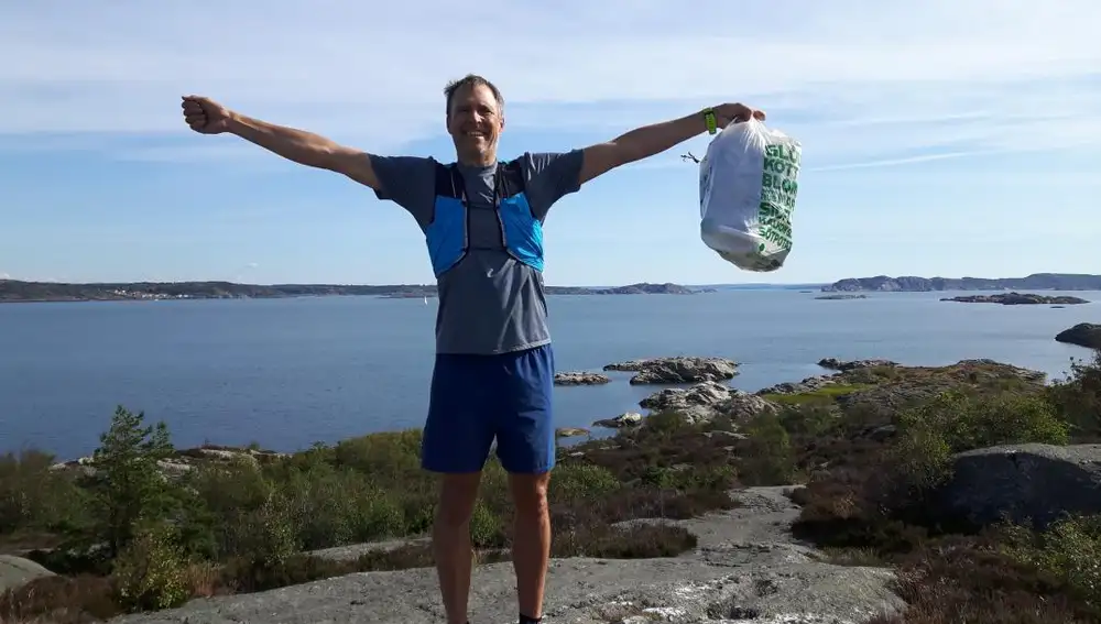 El sueco Erik Ahlström practicando “plogging”