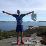 El sueco Erik Ahlström practicando “plogging”