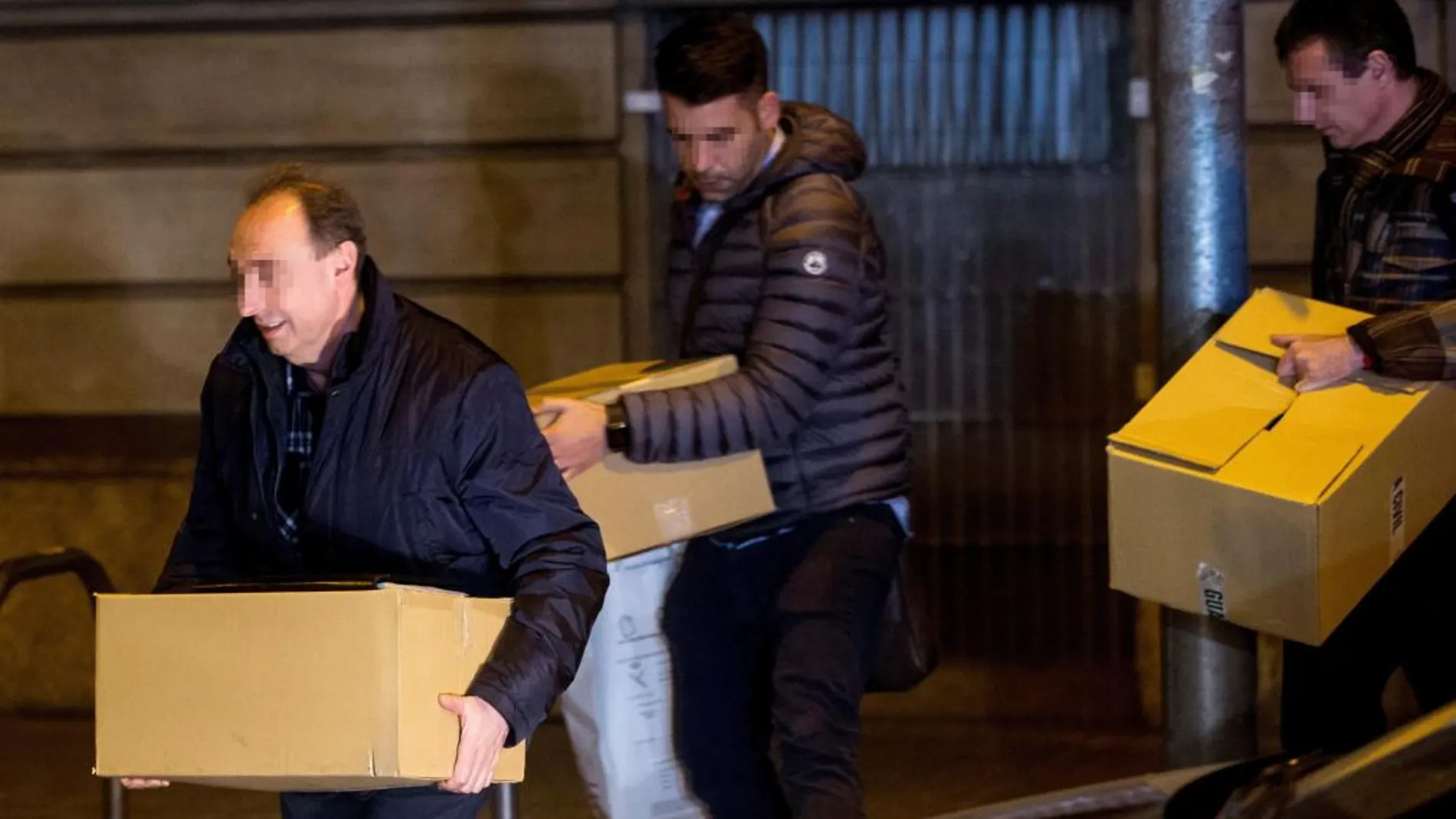 Registro efectuado por la Guardia Civil en la sede de Òmnium Cultural, llevado a cabo por orden del juez que investiga el 1-O, que trata de aclarar si el gobierno catalán financió las campañas publicitarias del referéndum a través de la entidad cultural