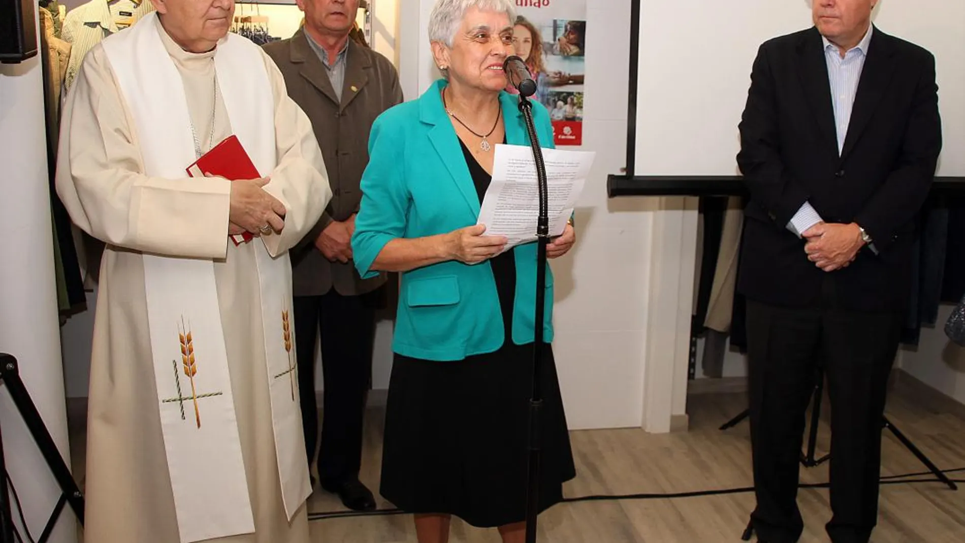 Cáritas Diocesana León inaugura la tienda Moda Re; en la imagen, la directora de Cáritas Diocesana de León, Beatriz Gallego (C); el obispo de León, Julián López(I) y el alcalde de León, Antonio Silván