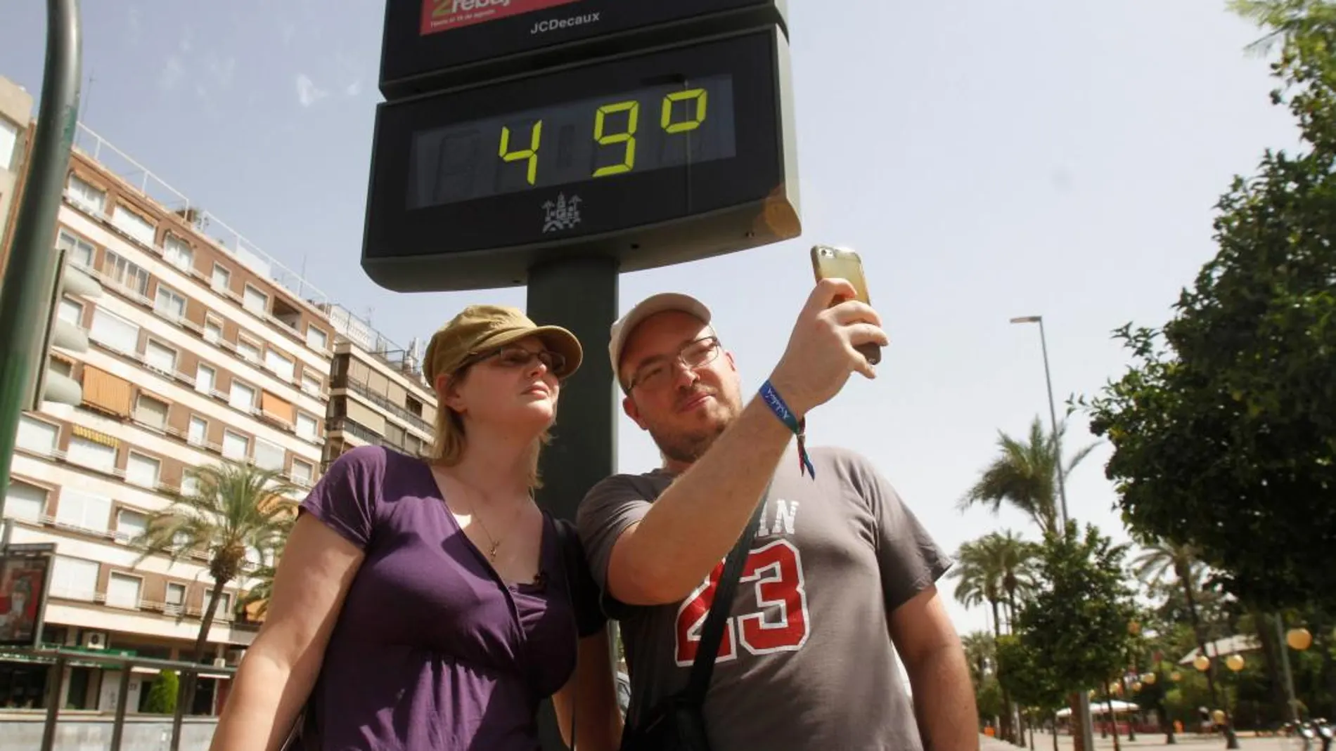Turistas se hacen una foto este miércoles junto a un termómetro de Córdoba que marca 49ºC / Efe