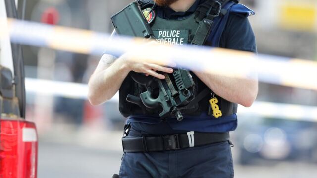 Un oficial de policía ayer en Lieja / Reuters