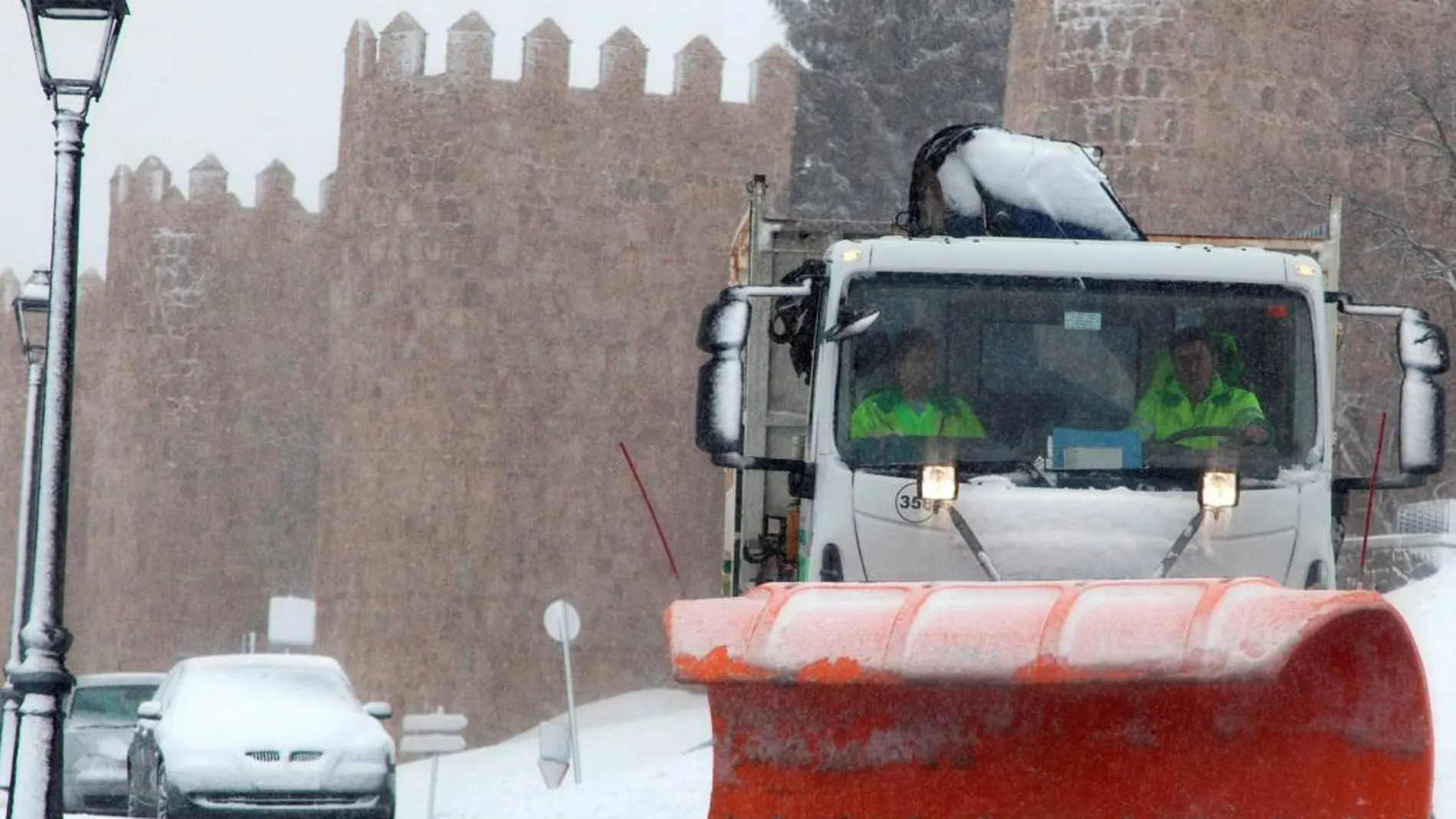 Las máquinas quitanieves tuvieron trabajo en la jornada de ayer en Ávila, limpiando las calles y vías de la capital amurallada. Además, esta noche diez han seguido trabajando ante la previsión de nuevas nevadas