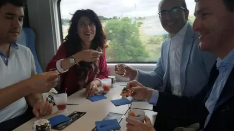 La concejala de Cultura y Turismo de Valladolid, Ana Redondo, y el vicepresidente de la Diputación Provincial, Víctor Alonso, degustan las tapas