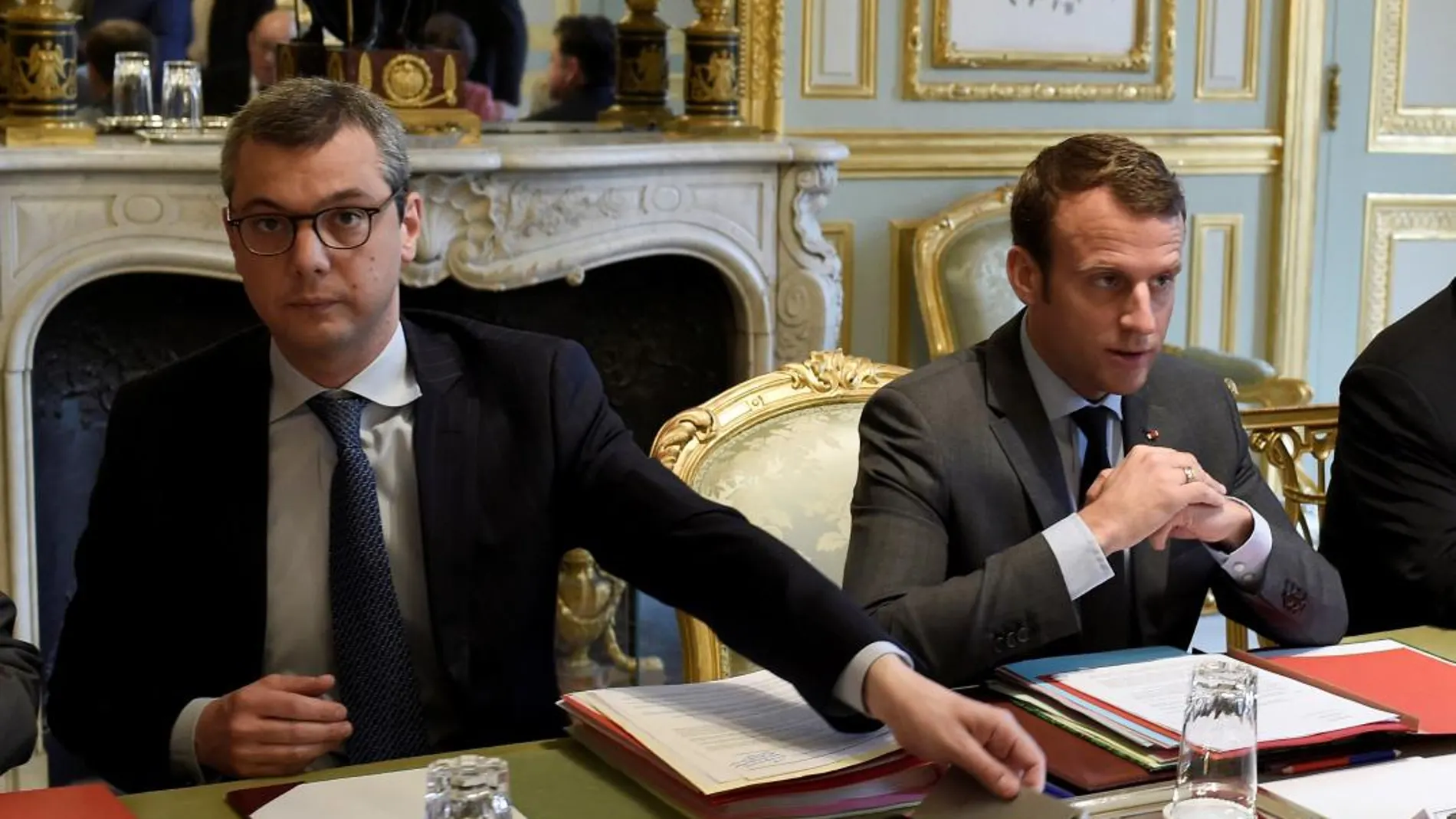 El secretario general del Elíseo, Alexis Kohler, junto al presidente francés, Emmanuel Macron, en una imagen de archivo / Reuters