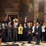 El presidente de la Generalitat, Quim Torra (i), y el del Parlament de Cataluña, Roger Torrent (d), reciben el aplauso de los nuevos consellers del gobierno catalán/Foto: Efe