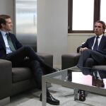 Pablo Casado durante la reunión que mantuvo hoy en la sede de Génova con José María Aznar. EFE/Diego Crespo/Partido Popular.