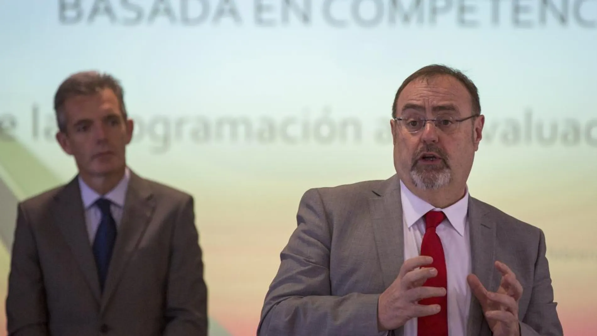 El consejero de Educación, Fernando Rey, asiste a las jornadas «Educación basada en competencias» en Ávila, con la asistencia de más de cien inspectores