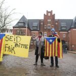 Independentistas ante la cárcel en que se encuentra Carles Puigdemont. (Daniel Reinhardt/dpa via AP)