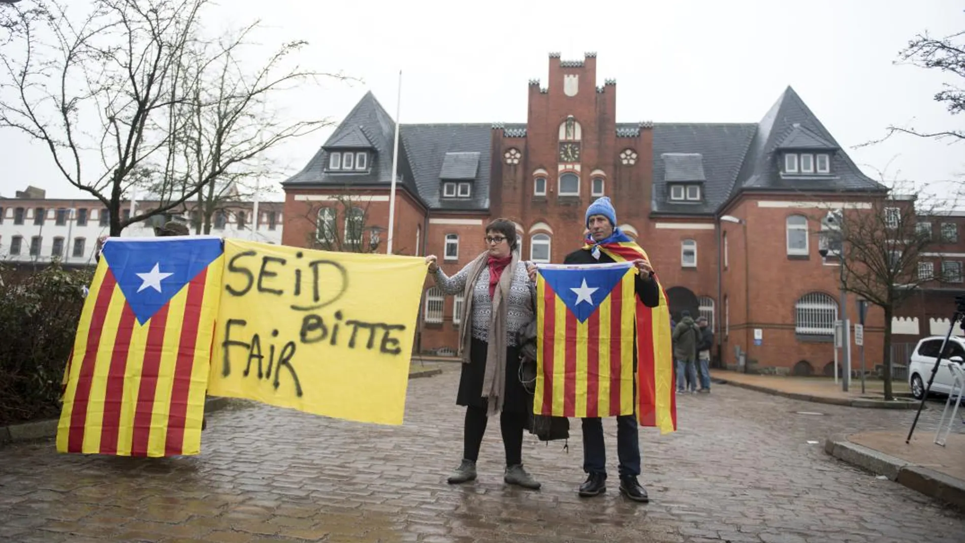Independentistas ante la cárcel en que se encuentra Carles Puigdemont. (Daniel Reinhardt/dpa via AP)
