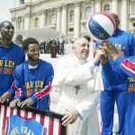 Varios jugadores de los Harlem Globetrotters, con el Papa Francisco en la Plaza de San Pedro