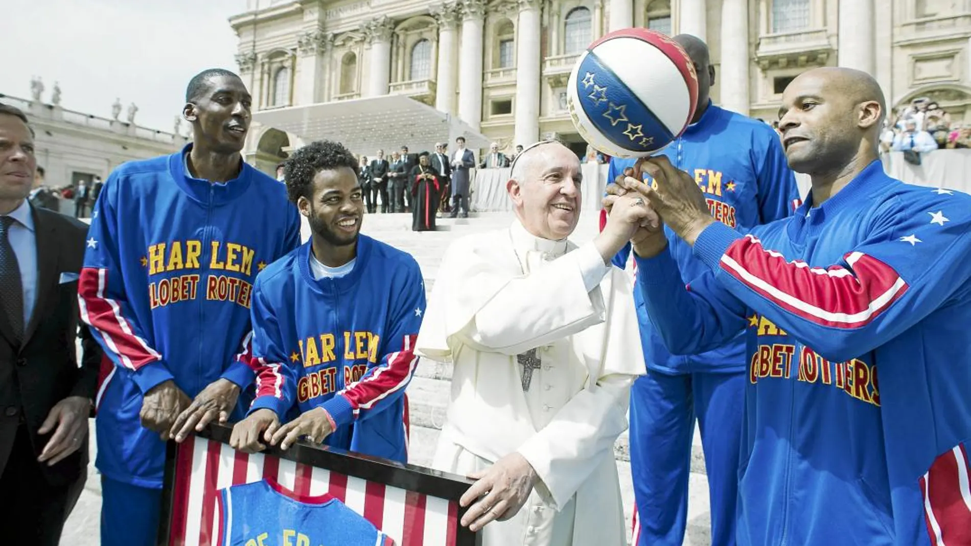 Varios jugadores de los Harlem Globetrotters, con el Papa Francisco en la Plaza de San Pedro