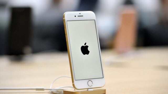 Un iPhone 7 expuesto en una tienda de Apple