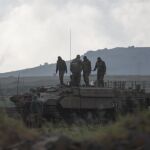 Soldados israelíes son vistos sobre un transporte blindado de personal (APC) en Altos de Golán, cerca a la frontera entre Siria e Israel ayer