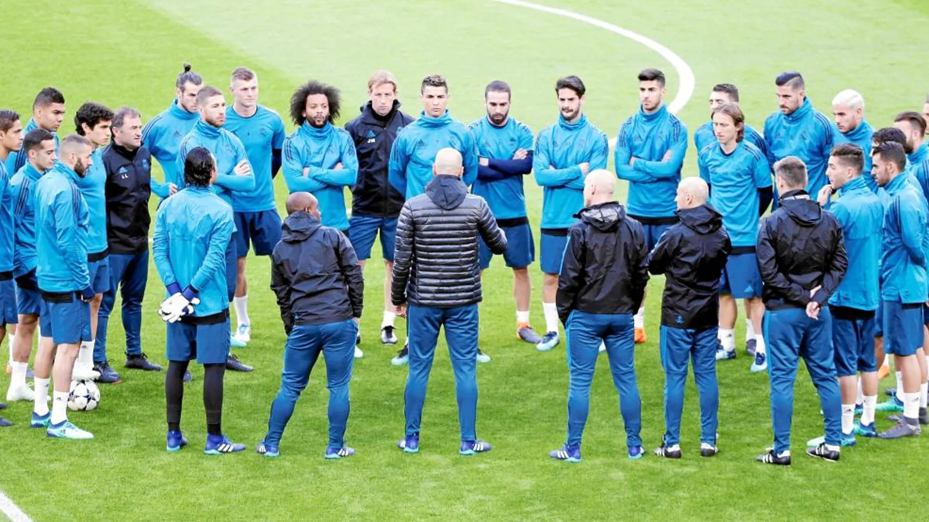 Zidane da la charla previa habitual ayer sobre el césped del Juventus Stadium