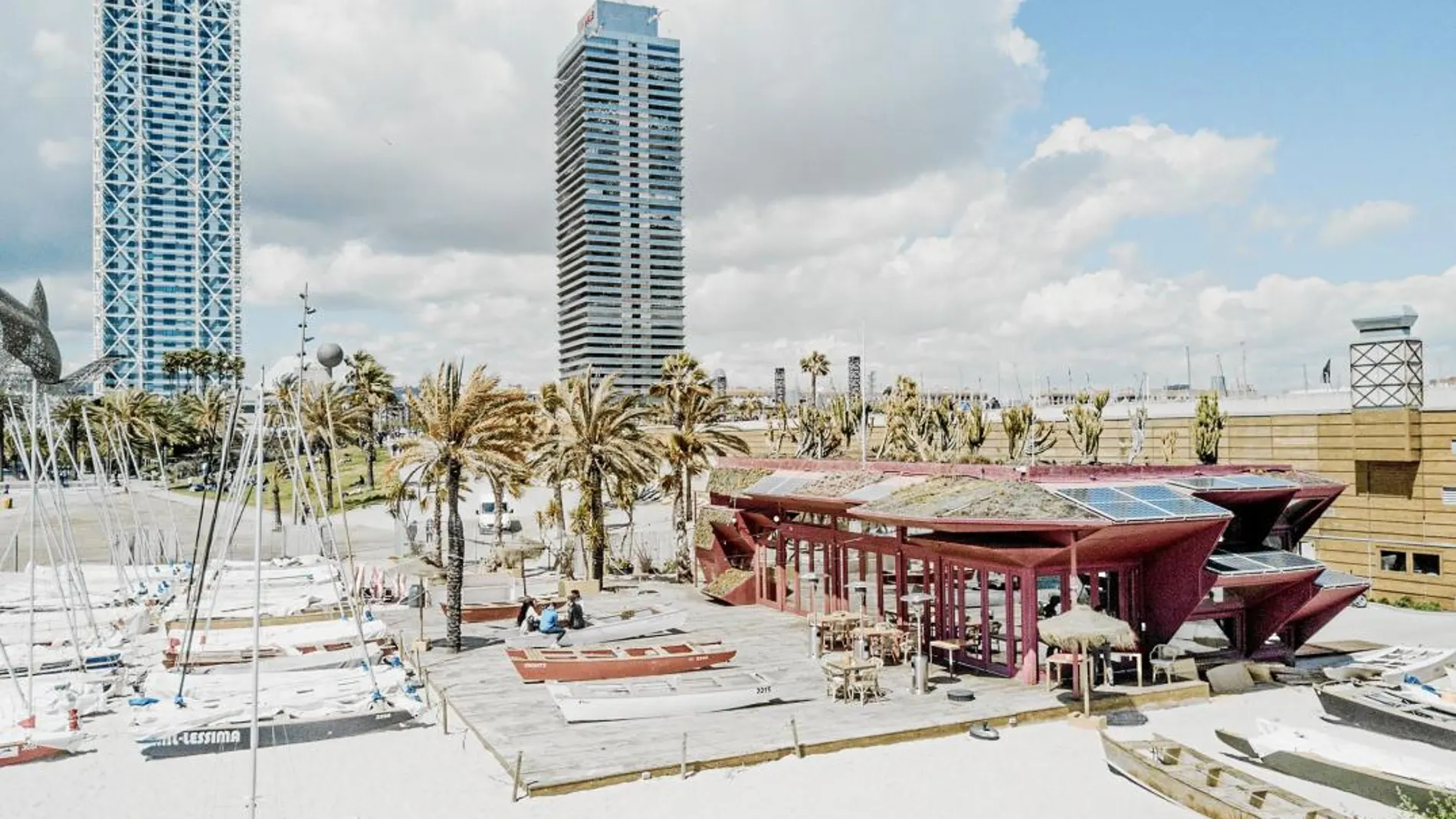 Los chiringuitos de la playa de Barcelona se reinventan con fórmulas como las del Red Fish, una propuesta con sabor a mar. Foto: Miquel González / Shooting