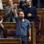 El líder de Podemos, Pablo Iglesias, emocionado y con el puño en alto durante la sesión de control al Gobierno hoy en el Congreso de los Diputados / Efe