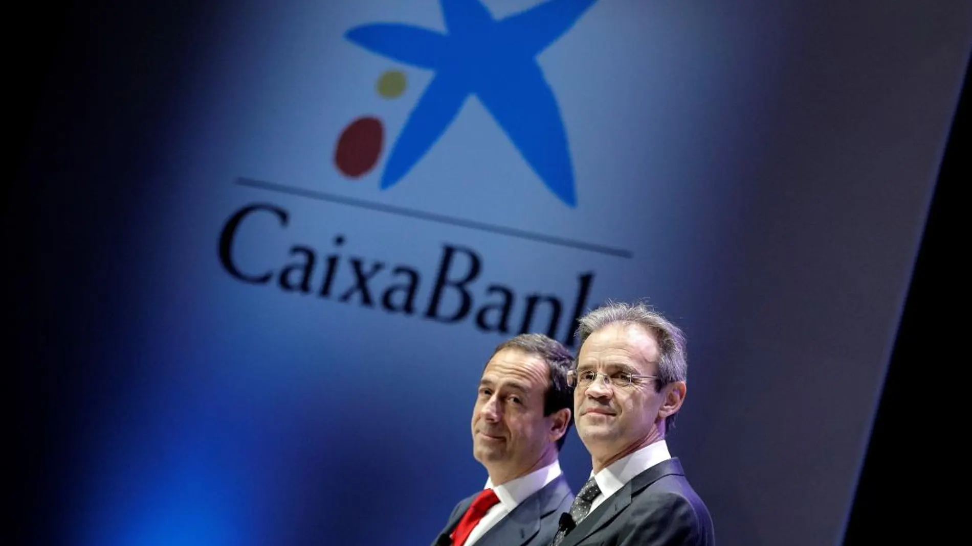 El presidente de CaixaBank, Jordi Gual (dcha), y el consejero delegado, Gonzalo Gortázar, al comienzo de la junta general de accionistas,