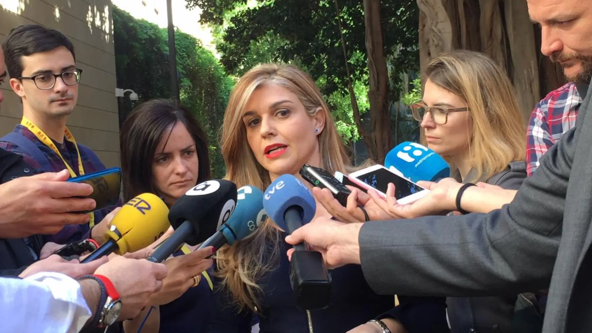 La secretaria general del PP valenciano, Eva Ortiz, dijo que su partido recurrirá al CGPJ, al Síndic y pedirá la comparecencia de la consellera Bravo