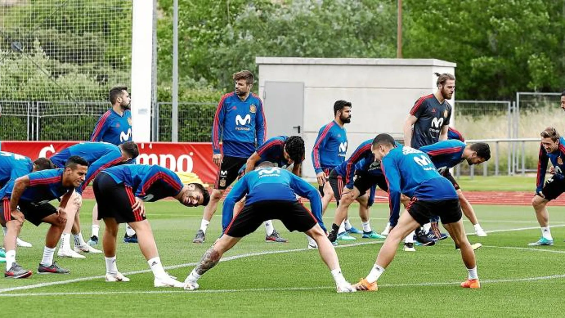 Los jugadores de la Selección se entrenan ayer en la Ciudad del Fútbol de Las Rozas / Efe