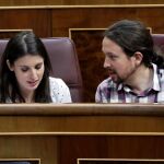 El líder de Podemos, Pablo Iglesias y la portavoz, Irene Montero, conversan durante el pleno del Congreso de los Diputados / Foto: Efe