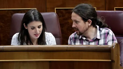 El líder de Podemos, Pablo Iglesias y la portavoz, Irene Montero, conversan durante el pleno del Congreso de los Diputados / Foto: Efe