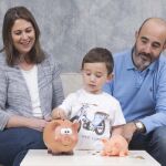 Enseñar a los hijos a que aprendan a disponer de sus recursos financieros forma parte de la base de los cursos de educación financiera de Laura Mascaró.