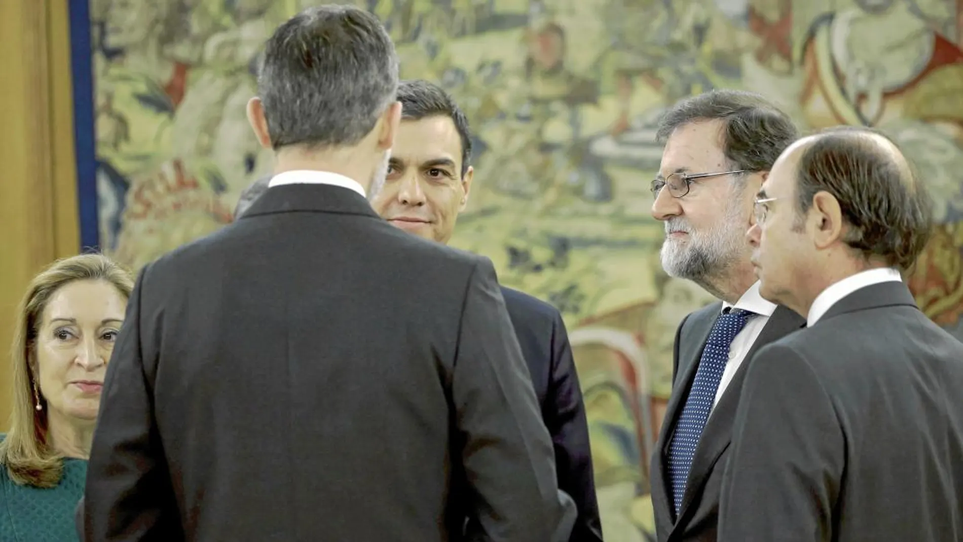 Primera conversación como presidente. Tras prometer el cargo Sánchez charló con el Rey, Ana Pastor, Mariano Rajoy y Pío García Escudero / Pool