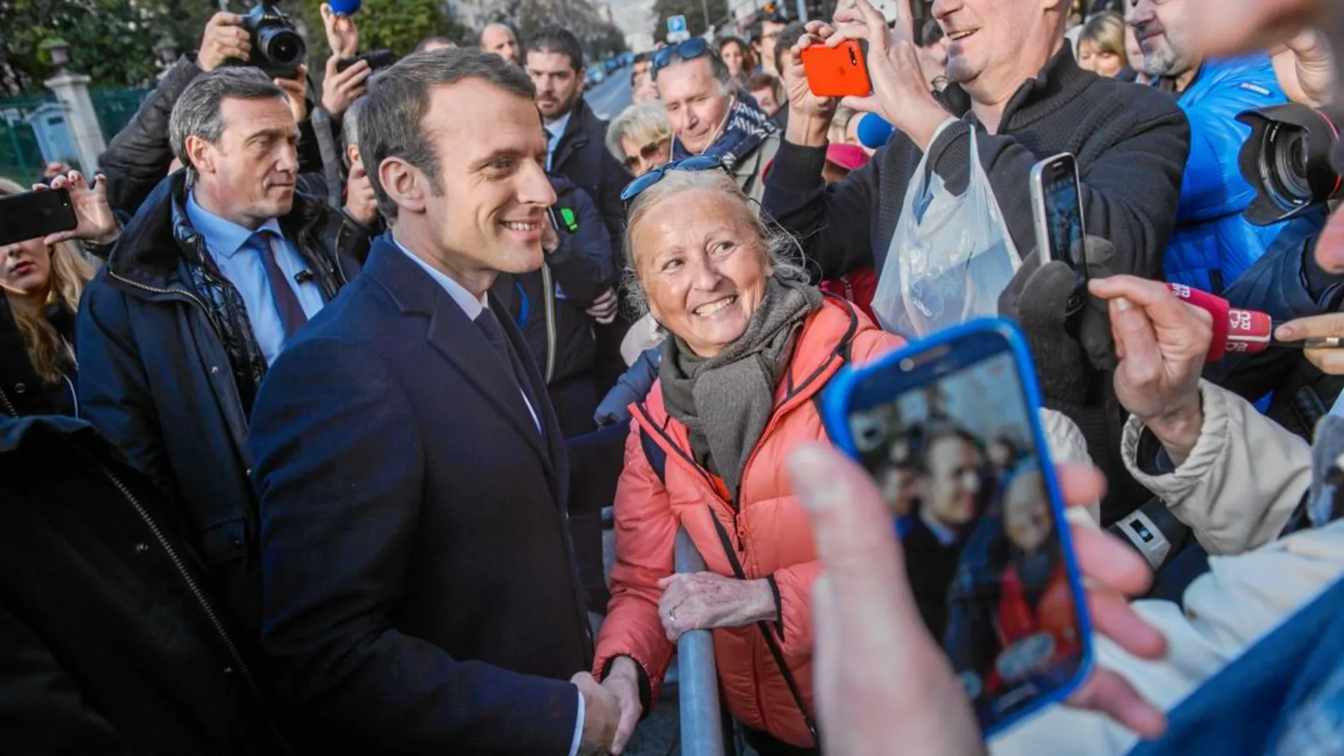 Macron exhibe firmeza en Córcega
