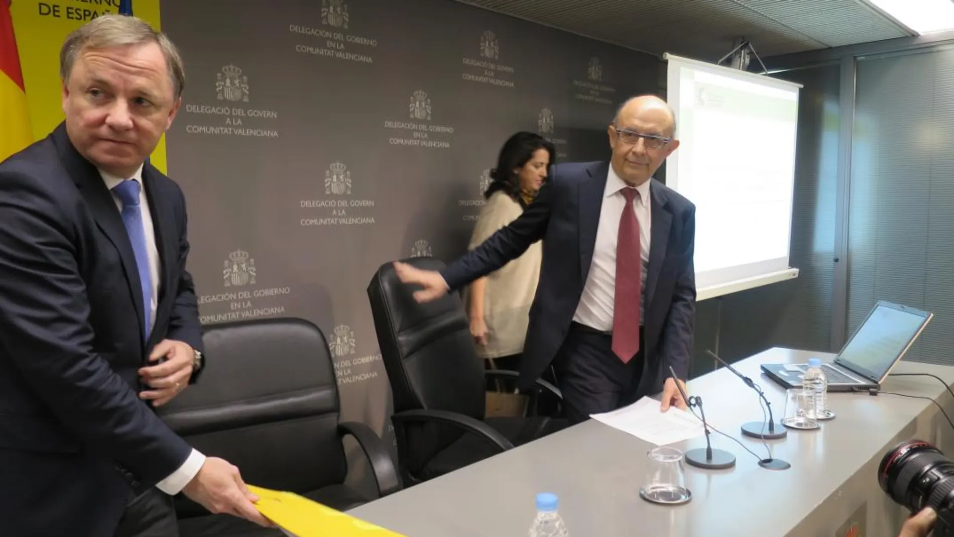 El delegado del Gobierno en la Comunitat Valenciana, Juan Carlos Moragues, junto al ministro de Hacienda, Cristóbal Montoro, en una imagen de archivo tras una comparecencia ante los medios de comunicación.