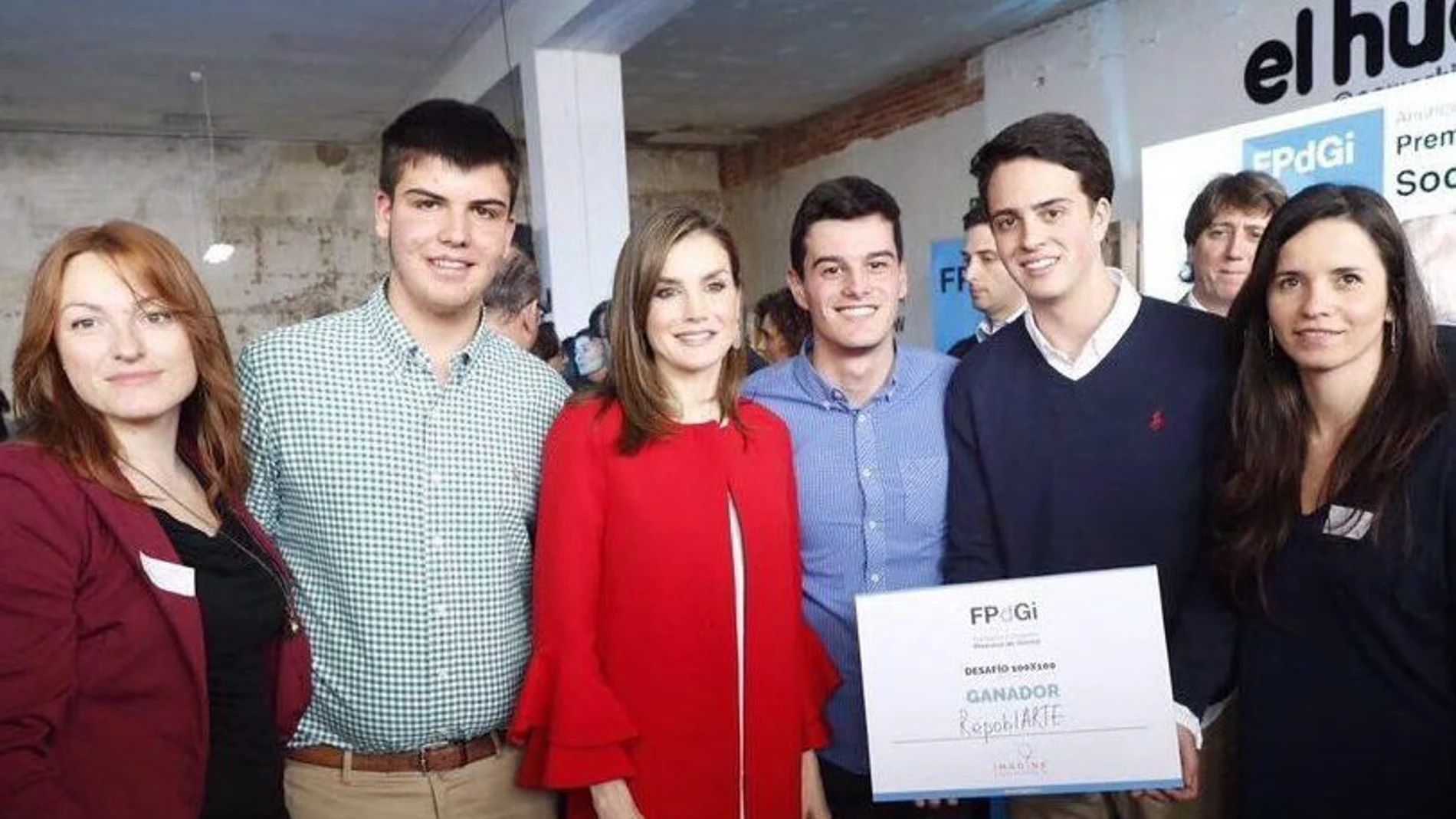 La reina Letizia, con los alumnos del colegio Escolapios de Soria, que ganaron el reto del año pasado con el proyecto «RepoblARTE» sobre cooperativismo agrario