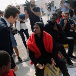 El presidente del PP, Pablo Casado, habla con algunos de los inmigrantes llegados a Algeciras