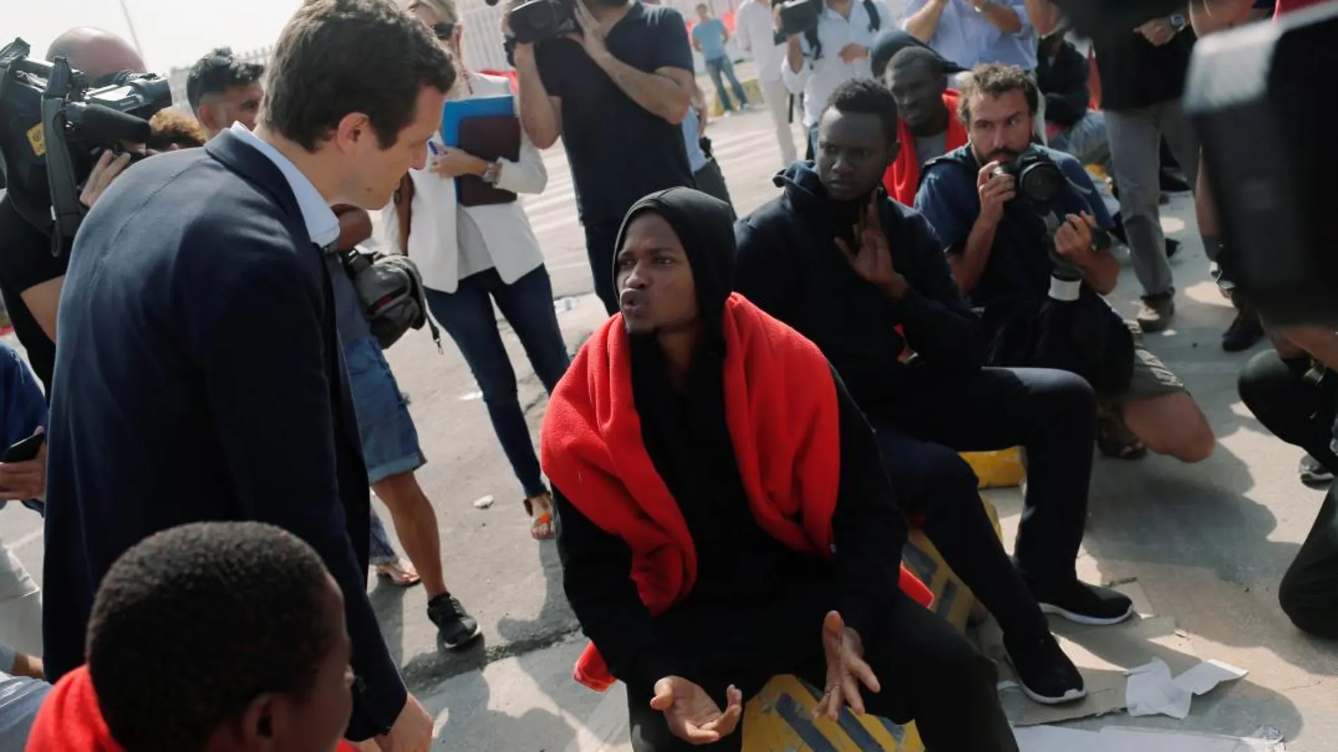 El presidente del PP, Pablo Casado, habla con algunos de los inmigrantes llegados a Algeciras
