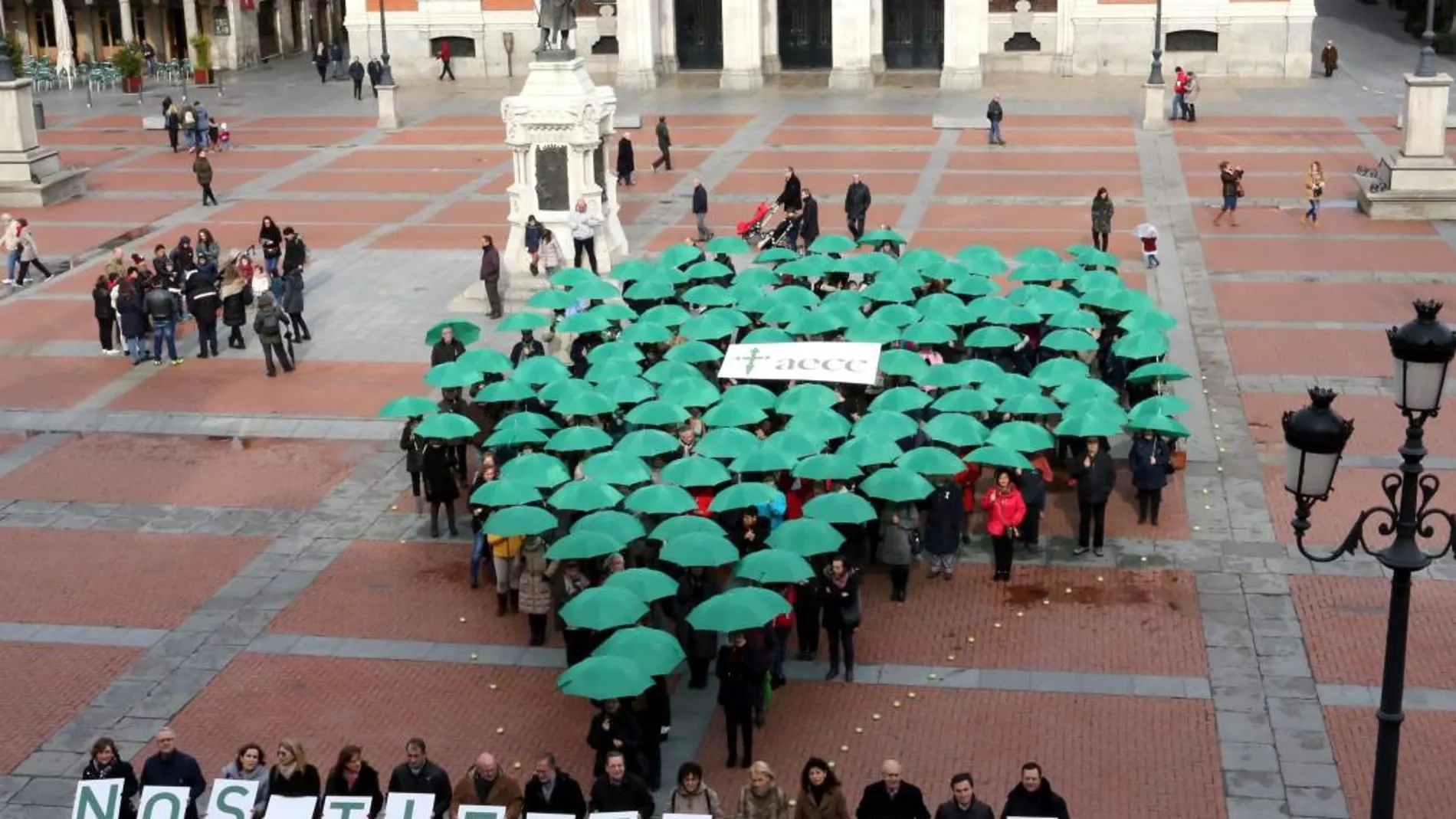 Paraguas verdes formando un punto de geolocalización en la Plaza Mayor de Valladolid, para reivindicar la labor y la ayuda que prestan las asociaciones contra el cáncer