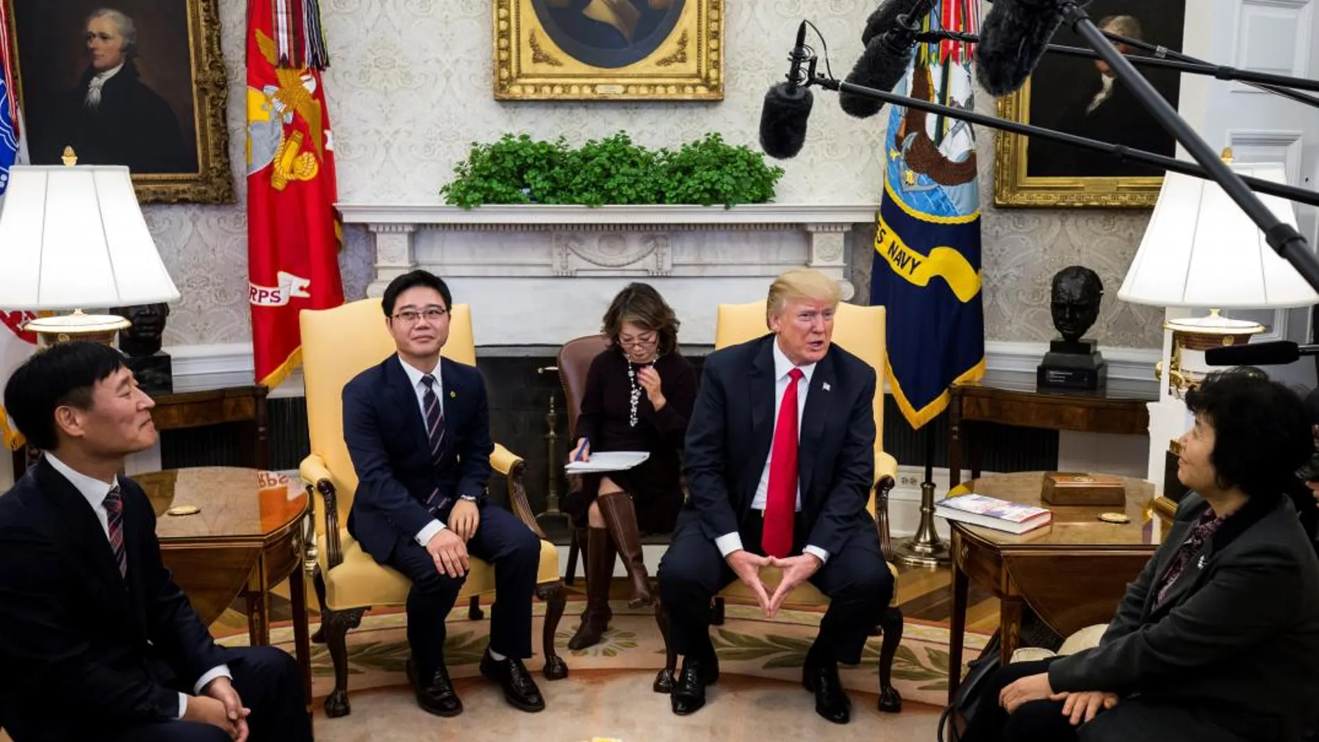 Trump se dirige a los medios durante un encuentro con desertores norcoreanos en el Despacho Oval de la Casa Blanca/Efe