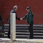 Quim Torra saluda a un guardia civil a su llegada hoy a la cárcel madrileña de Estremera/Efe